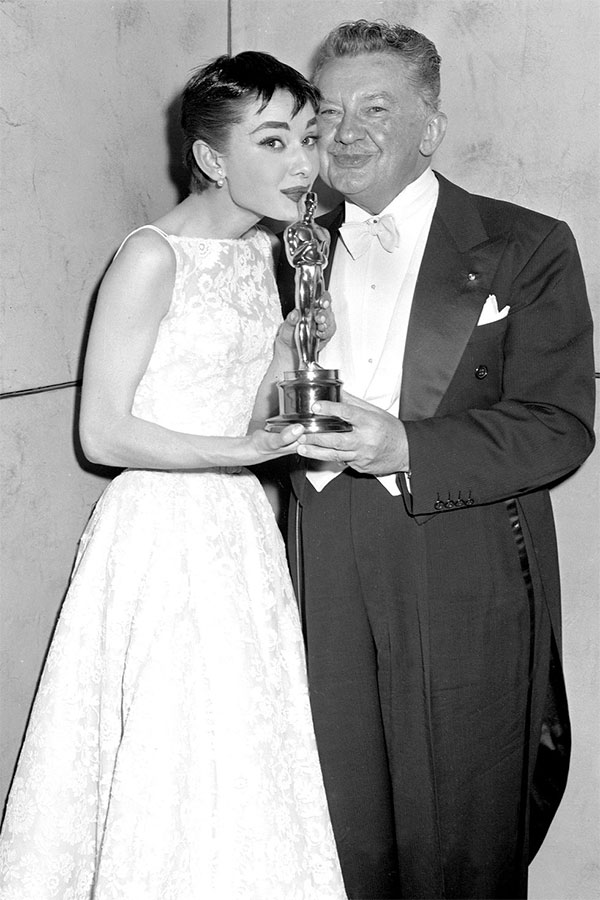 audrey-hepburn Audrey Hepburn là người khởi xướn cho việc hôn vào bức tượng