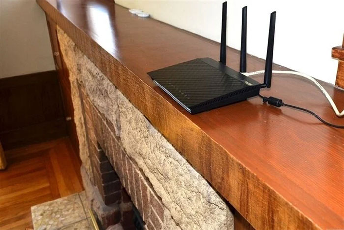bo-phat-wifi Bề mặt hoặc vật thể kim loại nào trong nhà cũng sẽ ngăn sóng lan truyền.