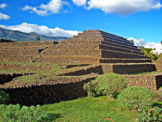 Kim tự tháp trên đảo Tenerife, quần đảo Canary.