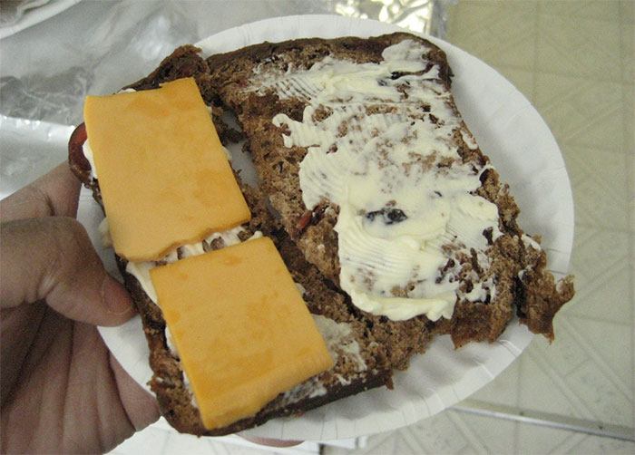 Bánh nhân nho và pho mát