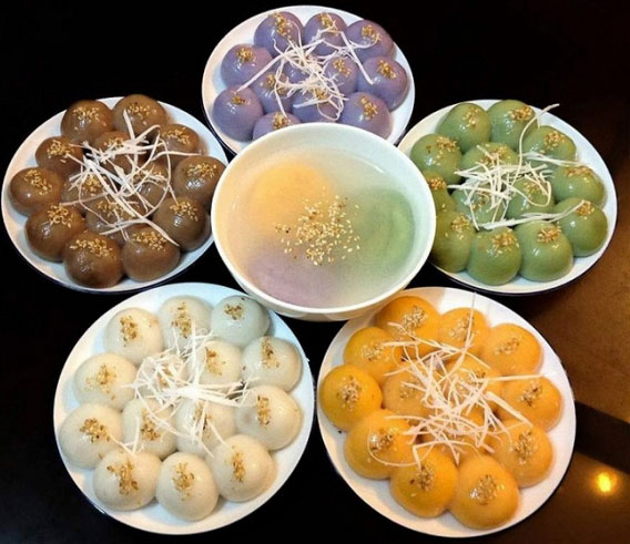 Bánh trôi bánh chay nhiều màu sắc đẹp mắt.