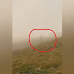 Bất ngờ ghi lại được khoảnh khắc "bóng ma" đi bên cạnh mình trên núi