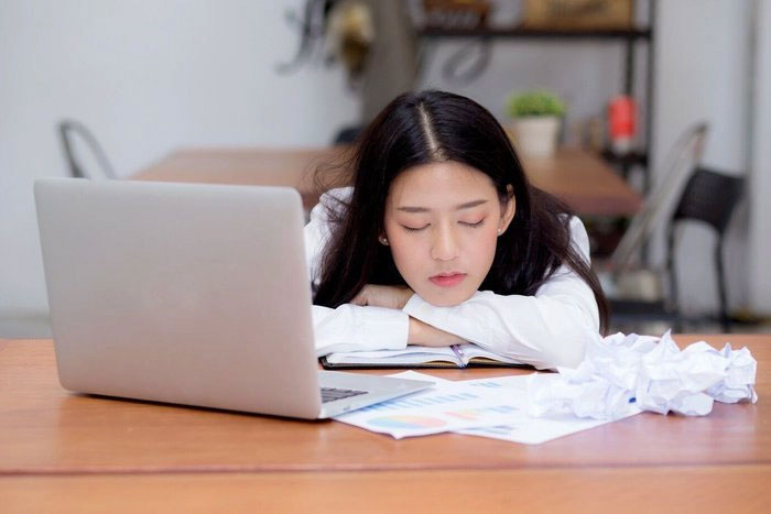 Đôi khi hãy cho phép bản thân được lười biếng và buông thả như những “yêu tinh”.