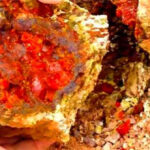 Công nhân đào được tảng đá màu đỏ như máu, chuyên gia: "Đây là báu vật"