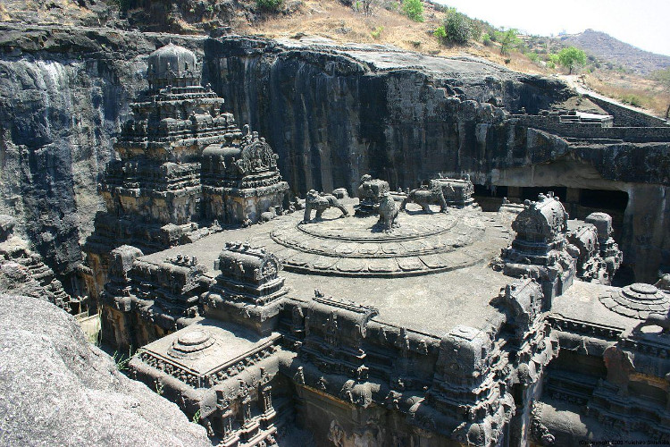 Nó là một phần trong quần thể hang động Ellora nổi tiếng. Nó là một phần trong quần thể hang động Ellora nổi tiếng.