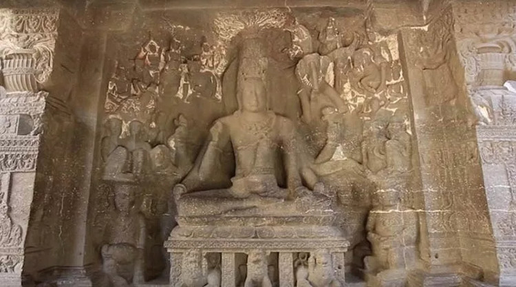 Các vị thần được chạm khắc bên trái lối vào được cho là tín đồ của thần Shiva. Các vị thần được chạm khắc bên trái lối vào được cho là tín đồ của thần Shiva.