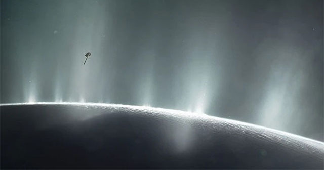 Kính viễn vọng James Webb phát hiện cảnh hiếm thấy từ mặt trăng của sao Thổ