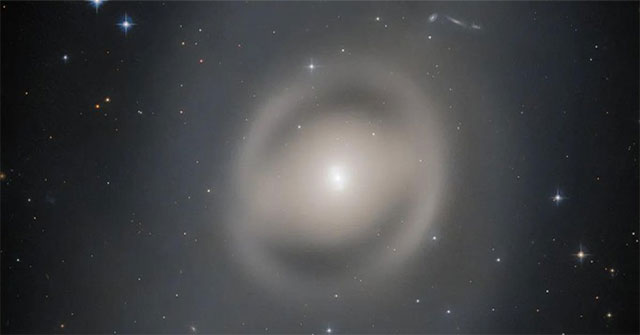 Bóng ma NASA chụp được là “cánh cửa thời gian”?