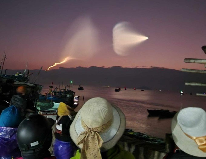 Vệt không khí hình phễu do động cơ máy bay.