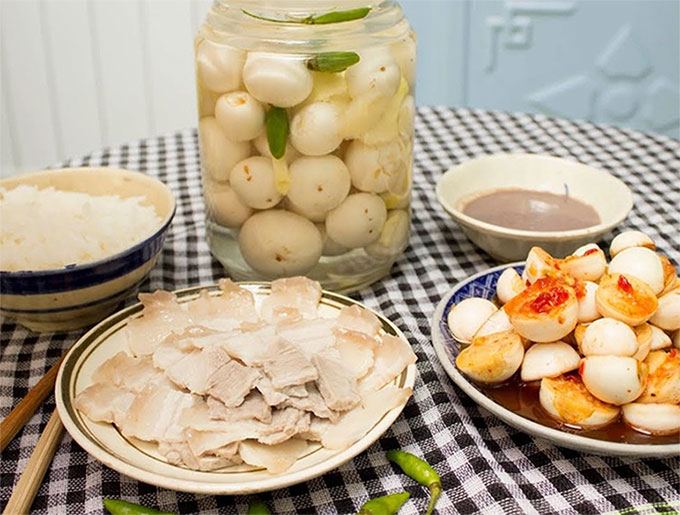 Trước khi muối cà phải rửa sạch nguyên liệu và các dụng cụ để muối.