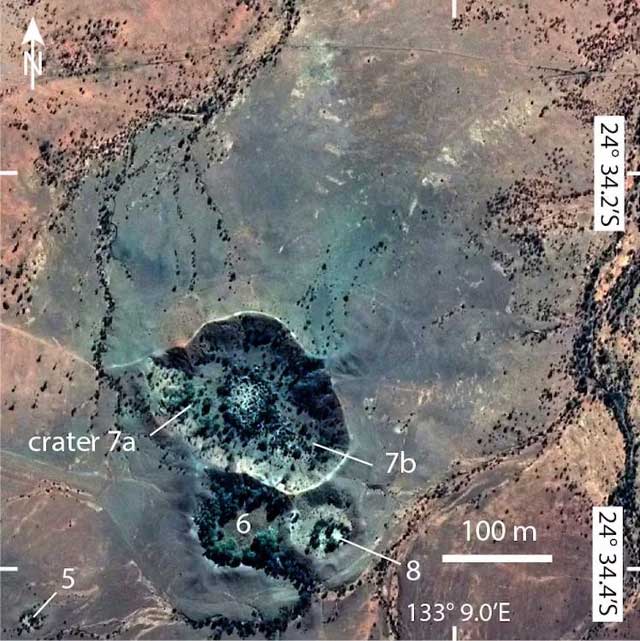 Henbury Crater được tạo thành bởi nhiều miệng hố sơ cấp và thứ cấp lớn nhỏ khác nhau