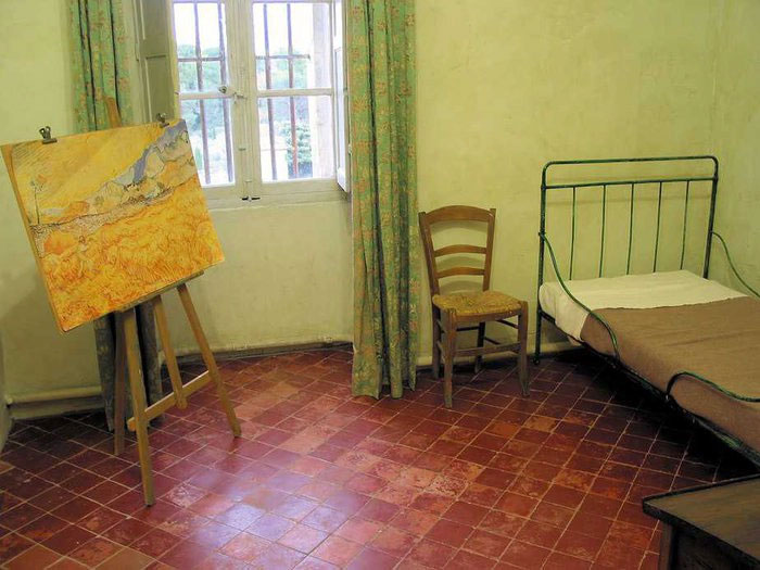 Van Gogh đã vẽ bức tranh chủ yếu vào ban ngày qua trí nhớ. 