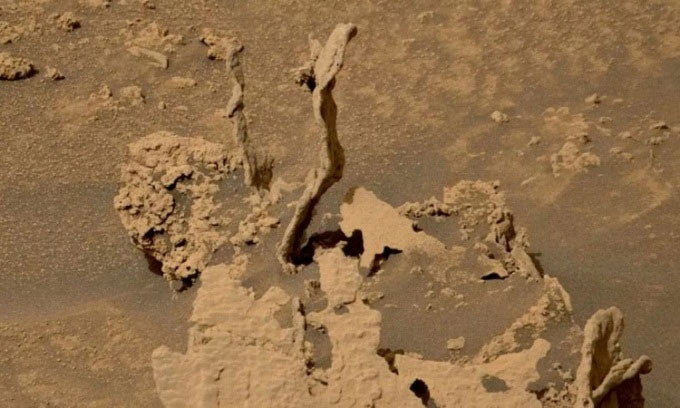 Cột đá hình dáng khác thường do Curiosity phát hiện. Ảnh: NASA