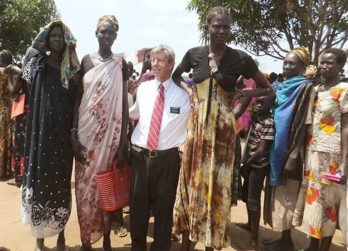 bo-toc-dinka-2 Họ có khoảng 4,5 triệu người, theo điều tra dân số Sudan năm 2008