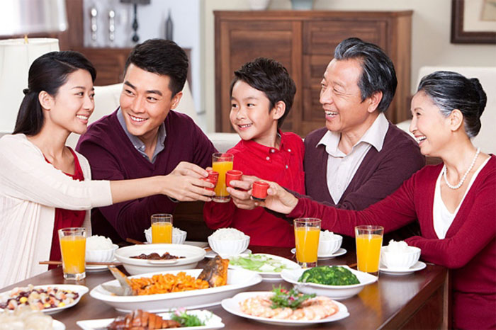 Tiêu thụ nhiều thực phẩm dịp Tết dễ sinh chứng chướng bụng, đầy hơi.