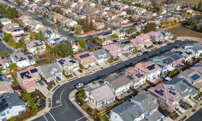 nha-phu-pin-mat-troi Những ngôi nhà phủ đầy pin mặt trời ở California.