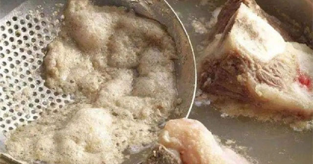 Chuyên gia lý giải có 3 loại bọt cần vớt bỏ, 3 loại nên giữ lại ăn vì tốt cho sức khỏe