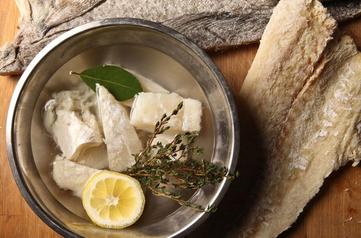 Người Đan Mạch ăn cá tuyết hấp, trong khi ở Italy, món cá tuyết muối phơi khô được các gia đình làm suốt từ Giáng sinh tới năm mới. Đức và Ba Lan lại có món cá trích muối để có được may mắn. Người Đan Mạch ăn cá tuyết hấp, trong khi ở Italy, món cá tuyết muối phơi khô được các gia đình làm suốt từ Giáng sinh tới năm mới. Đức và Ba Lan lại có món cá trích muối để có được may mắn.