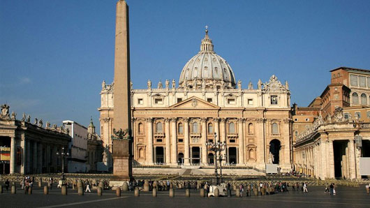 Tháp môn chính giữa quảng trường do hoàng đế Cligula cho mang về 10 điều thú vị về Vatican