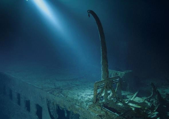 ben-trong-tau-titanic-1 Một cần trục còn sót lại trên boong dạo mát