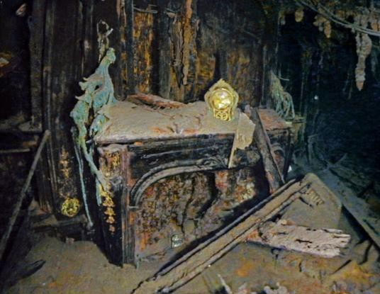 ben-trong-tau-titanic-4 Chiếc đồng hồ vàng vẫn còn nguyên vẹn trên một lò sưởi bằng điện