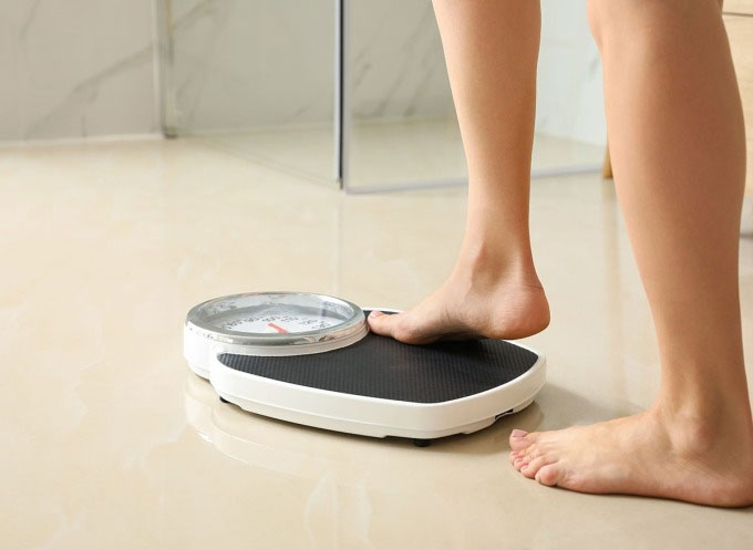 can-nang Uống ít nước, lười vận động gây tăng cân nhanh.