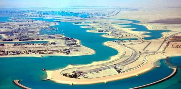 Hệ thống kênh đào dài 200km ở sa mạc Sabah Al Ahmed để đưa nước biển vào sa mạc.