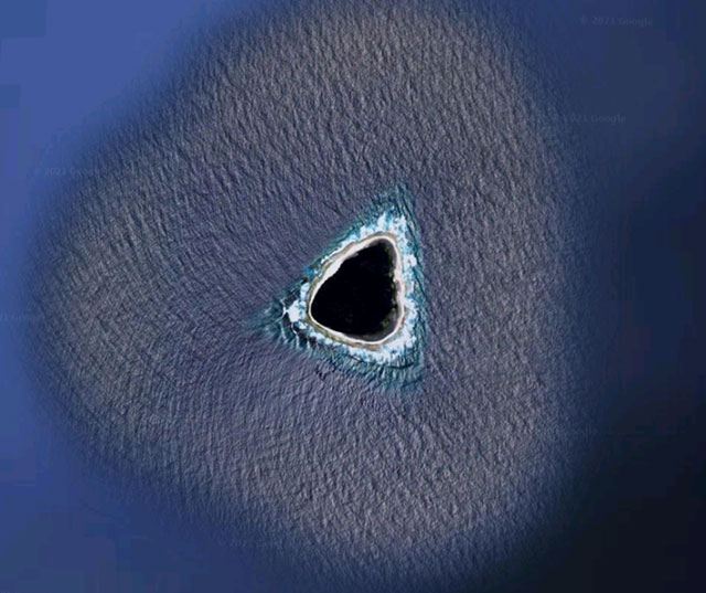 ho-den-giua-thai-binh-duong Hình ảnh "hố đen" giữa Thái Bình Dương được tìm thấy bằng Google Earth.