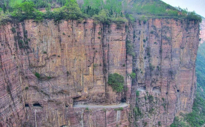 lang-guoliang-1 Vị trí và địa hình hiểm trở nên ngôi làng Guoliang gặp nhiều khó khăn về kinh tế.