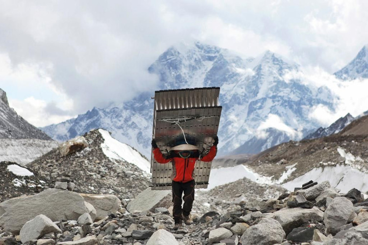 nguoi-sherpa Một người Sherpa vác thang cho người đi chinh phục đỉnh Everest.
