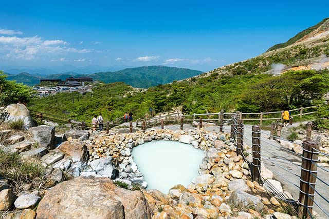 suoi-nuoc-nong Ngoài là một địa điểm suối nước nóng nổi tiếng, nơi đây còn thu hút du khách bởi những quả trứng đen kỳ lạ.