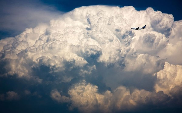 Hệ thống radar giúp máy bay tránh đụng độ với các cơn bão Máy bay sẽ ra sao khi "đụng độ" bão tố trên trời?