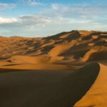 Bên dưới lớp cát dày của sa mạc Sahara ở Châu Phi có gì?