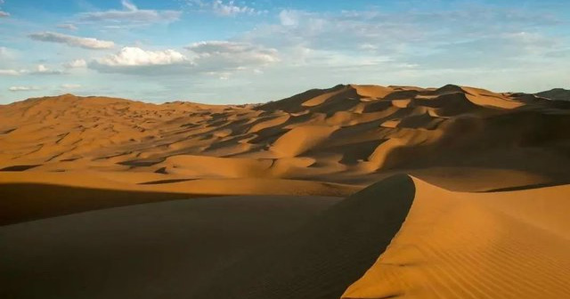 Bên dưới lớp cát dày của sa mạc Sahara ở Châu Phi có gì?