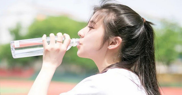 Uống nước nhiều quá cũng không tốt. Những nhóm người nào không nên uống nhiều nước?