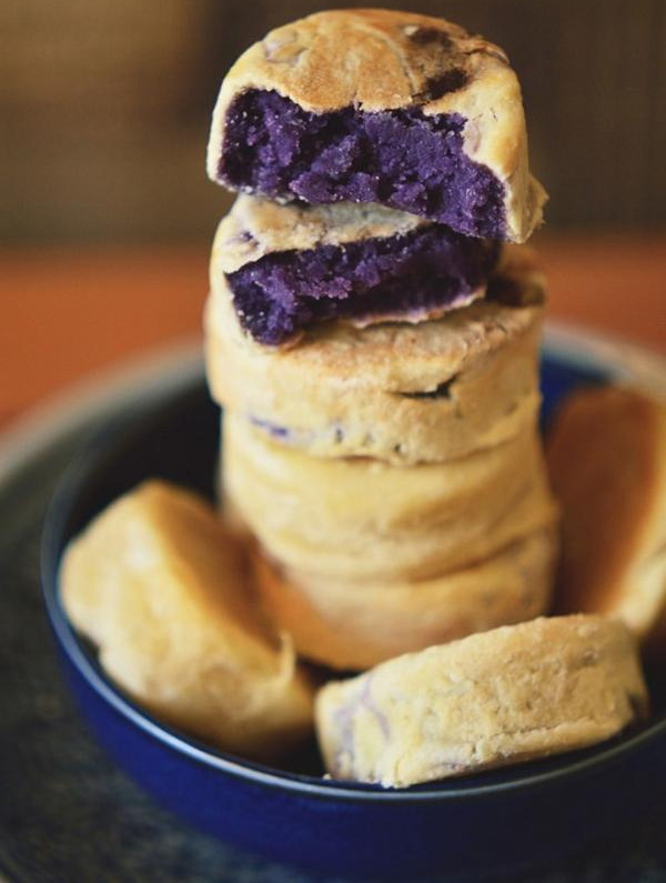 Có nhiều phiên bản bánh hopia như: hopiang mungo (bán nướng đậu xanh), hopiang baboy (bánh nướng thịt heo Có nhiều phiên bản bánh hopia như: hopiang mungo (bán nướng đậu xanh), hopiang baboy (bánh nướng thịt heo
