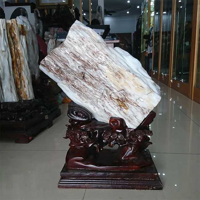 Gỗ hóa ngọc thường được trưng bày ở dạng thô nguyên thủy, làm đồ mỹ nghệ
