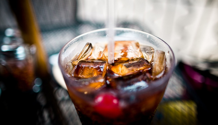 Uống soda (ngay cả với số lượng rất ít) mỗi ngày có thể tăng gấp 3 nguy cơ mắc bệnh suy giảm trí nhớ.