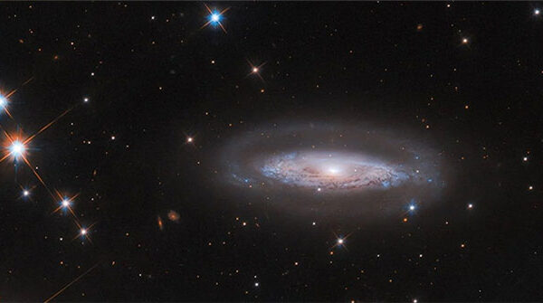 NASA/ESA tung ảnh “vua quái vật” trọng lượng 65 triệu Mặt trời